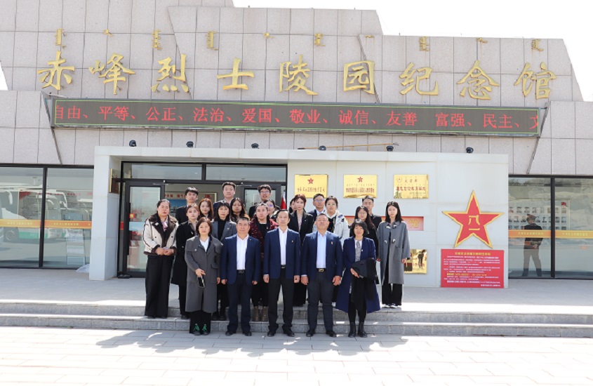 山金瑞鹏公司组织开展“不忘初心、牢记使命、缅怀先烈、祭奠英魂”清明节祭扫活动